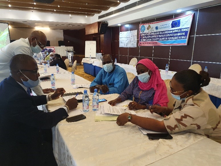 A picture containing text, indoor

Description automatically generated