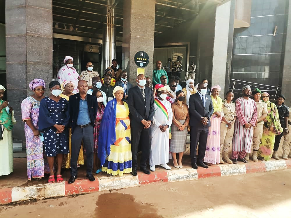 A group of people standing outside a building Description automatically generated with medium confidence