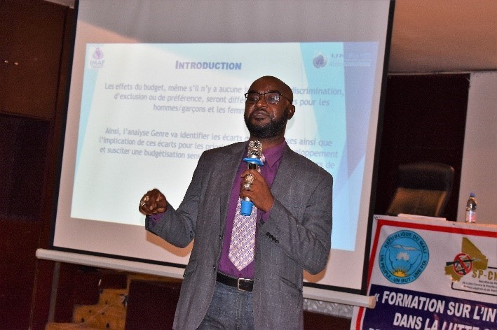 A person giving a presentation

Description automatically generated with medium confidence