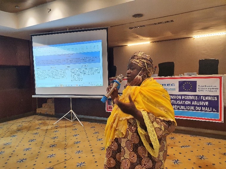 A person singing into a microphone

Description automatically generated with medium confidence