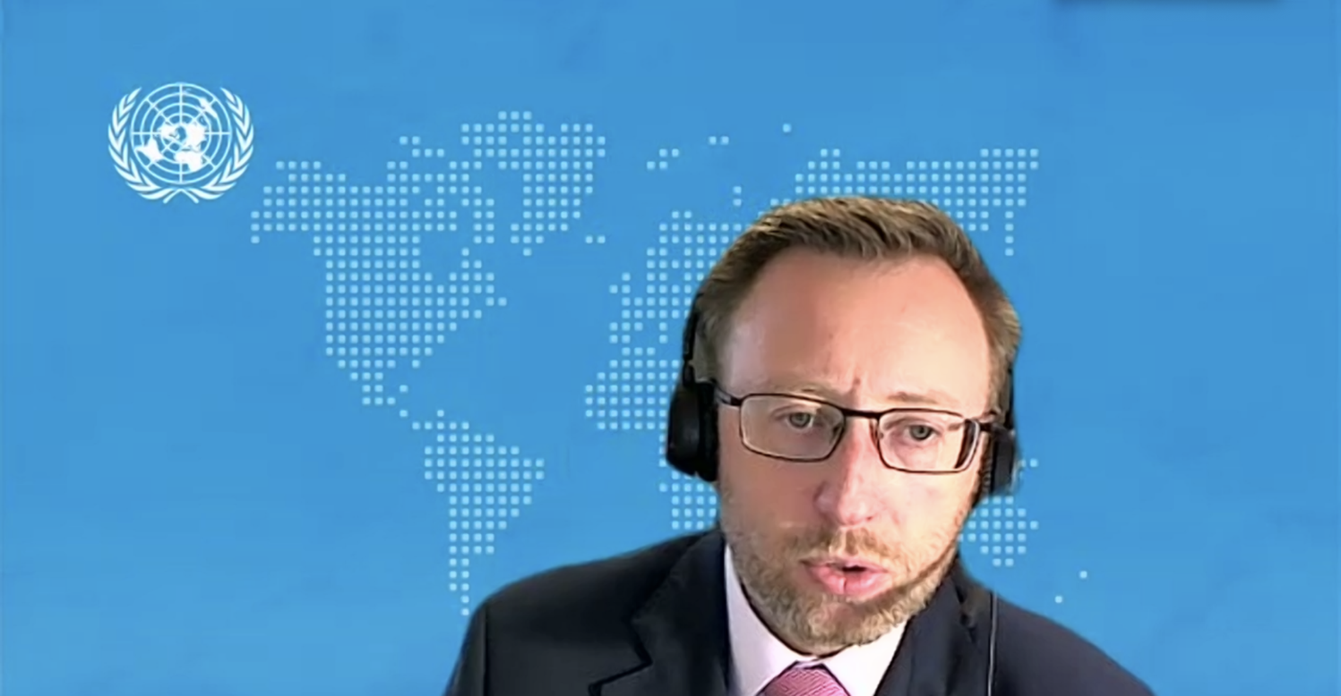 A person wearing headphones

Description automatically generated with medium confidence