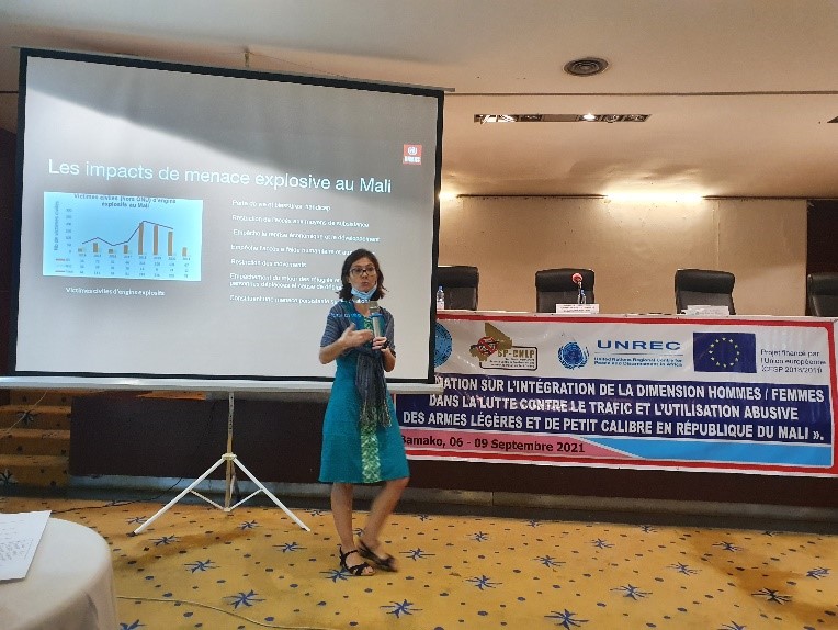 A person standing in front of a screen

Description automatically generated with medium confidence